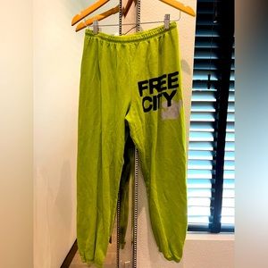FREECITY: LARGE SWEATPANT; COLOR: HOPPERS GREEN; SIZE: M